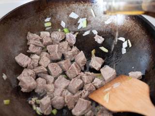 7、牛腩白萝卜煲汤,加料酒。