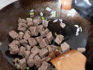 8、牛腩白萝卜煲汤,适量酱油，翻炒。调料炒匀，炒出香味即可。