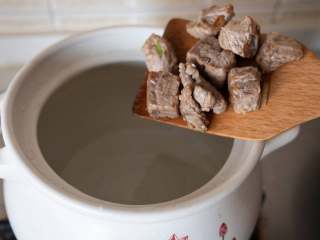 9、牛腩白萝卜煲汤,砂锅放足量水，水热后，放入炒香的牛腩。