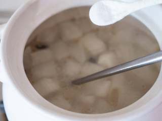 11、牛腩白萝卜煲汤,出锅前撒盐，盛出后淋上一些葱花点缀。