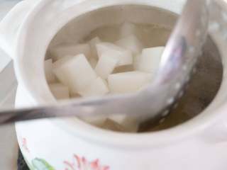 10、牛腩白萝卜煲汤,最后加入白萝卜，再煲20-30分钟，萝卜能咬动即可。