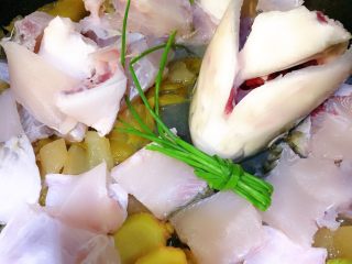 18、酸菜鱼,加入鱼骨鱼头葱姜，煎到鱼发白