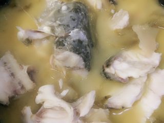 23、酸菜鱼,鱼烧开顿个5分钟左右，倒入一个你准备盛鱼的容器里备用