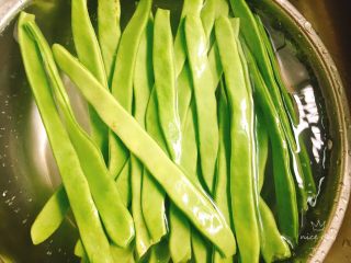 1、酱爆刀豆,洗干净刀豆