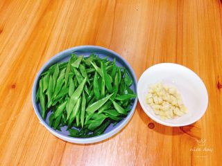 3、酱爆刀豆,食材准备好
