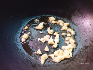 4、酱爆刀豆,起油锅放入蒜头爆香