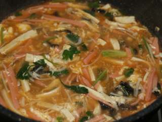 11、酸辣暖胃汤,出锅撒入香菜。