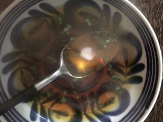 7、葱油汤面,倒入适量热水