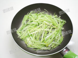 4、干煸芹菜,炒锅烧热，放入0.5大匙油，冷油放入芹菜，中火煸炒1分钟捞出备用。