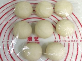 5、香肠玉米奶酪面包,发好的面团取出排气,平均分成8份,滚圆松弛15分钟。(盖好保鲜膜)