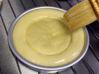 9、香肠玉米奶酪面包,给发好的面团刷上全蛋液。