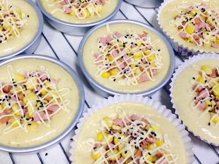 12、香肠玉米奶酪面包,挤上沙拉酱,撒上少许黑芝麻。