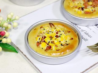 15、香肠玉米奶酪面包,放凉后即可食用。