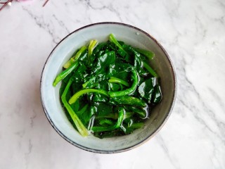 5、清炒时蔬,凉水拔凉备用