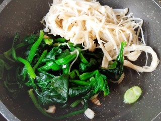 8、清炒时蔬,后放入菠菜和金针菇
