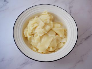 6、饺子皮油泼面,再捞出面条过凉水再捞出放入碗中,青菜先放另外的盘中备用