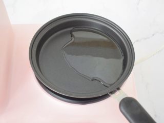 14、饺子皮油泼面,平底锅倒入适量的食用油烧热