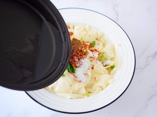 15、饺子皮油泼面,直接浇倒在蒜末葱花上爆出香味