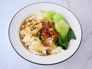 18、饺子皮油泼面,摆上青菜,拌匀即可食用