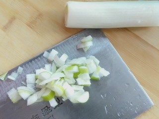 2、菠萝咕噜肉,葱切好备用