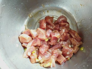 6、菠萝咕噜肉,搅拌均匀,腌制5分钟