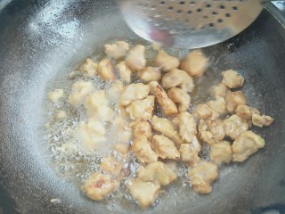 11、菠萝咕噜肉,锅中加适量的花生油烧热倒入猪肉块