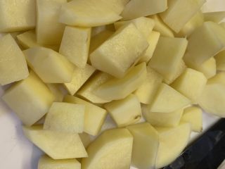 1、土豆烧鸡,土豆切块