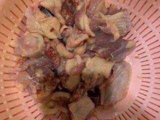 2、土豆烧鸡,鸡洗干净沥干