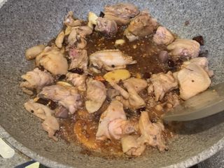 8、土豆烧鸡,再加入1勺生抽，2勺老抽，1勺料酒翻炒均匀