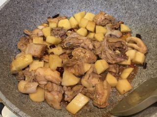 9、土豆烧鸡,放入土豆块，翻炒均匀