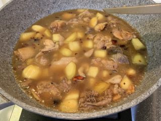 10、土豆烧鸡,加水没过土豆块焖煮15分钟