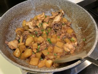 12、土豆烧鸡,撒上葱花，装出来后撒上芝麻出锅