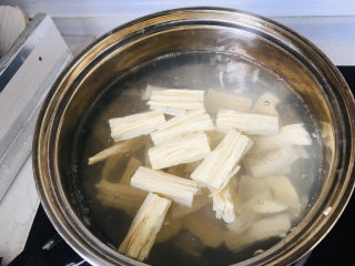 5、芹菜拌腐竹,腐竹放进开水里烫一下;