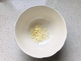9、芹菜拌腐竹,准备浇汁,蒜末放入小碗中;