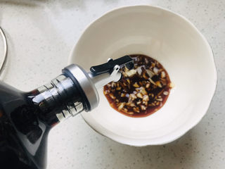 10、芹菜拌腐竹,倒入适量薄盐生抽;