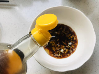 14、芹菜拌腐竹,加适量芝麻香油;