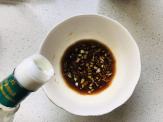 15、芹菜拌腐竹,一丢丢花椒油,家里有橄榄油再加一勺橄榄油,没有就不加;