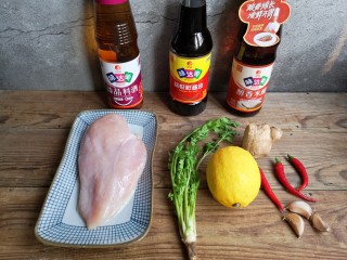 1、柠檬手撕鸡,准备食材。鸡胸肉洗净去筋膜和油脂。