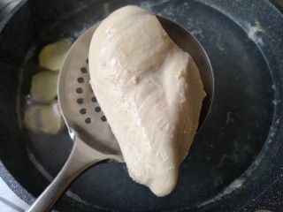 7、柠檬手撕鸡,煮熟后的鸡胸肉沥水捞出晾凉。