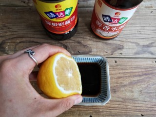 8、柠檬手撕鸡,用味极鲜酱油，米醋，白糖，盐，柠檬汁调个料汁备用。