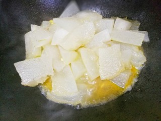 8、红烧冬瓜,加入冬瓜。