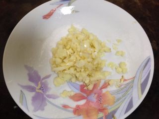 3、辣炒双菇,蒜切成蒜末