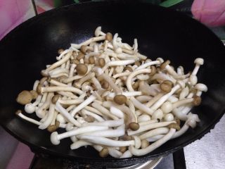 4、辣炒双菇,不粘锅不加油倒入双菇