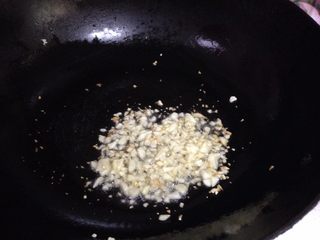 7、辣炒双菇,热锅凉油小火倒入蒜末煸至微黄