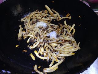 10、辣炒双菇,转大火倒入双菇、糖、盐迅速炒匀