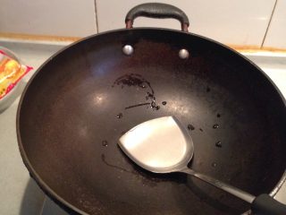 5、杏鲍菇炒肉,炒锅置旺火上