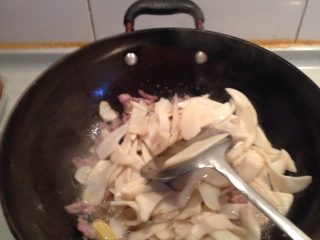 10、杏鲍菇炒肉,倒入焯好的杏鲍菇，翻炒两分钟