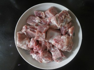 2、排骨腐竹,将排骨洗净切好备用