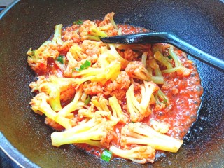 13、腐乳菜花,倒入菜花炒均匀，使菜花均匀的裹上腐乳汁，出锅装盘。