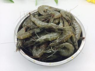 1、春节初二回娘家三鲜卤面四拌菜之三 清炒虾仁,主要食材：鲜虾。